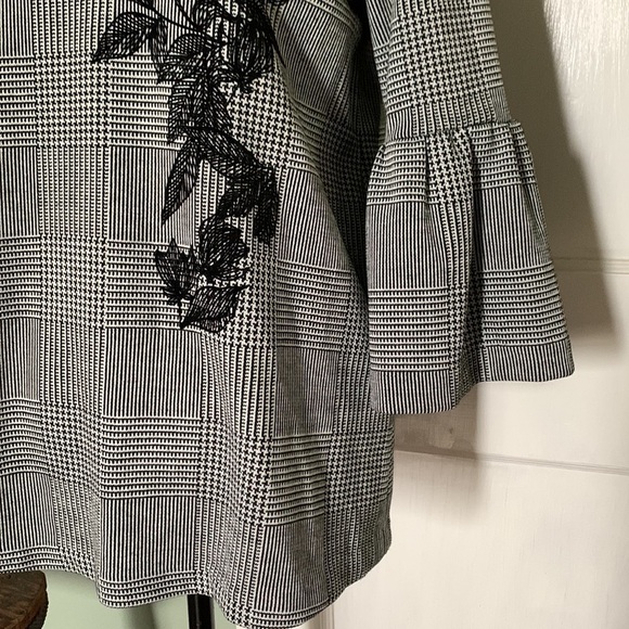Calvin Klein Houndstooth Mixed Floral Embroidered Bell Sleeve Top - Picture 4 of 16